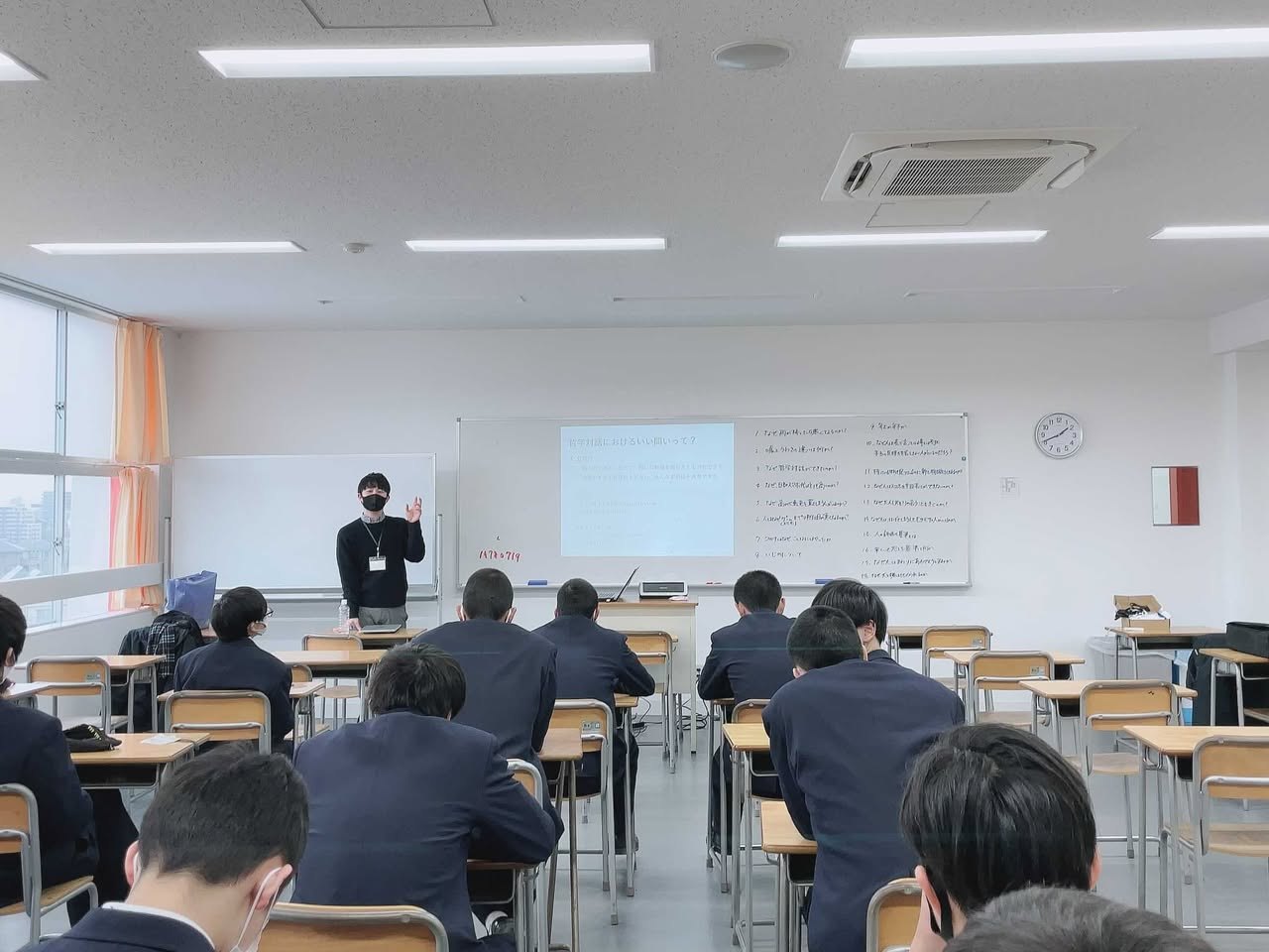 藤沢翔陵高校の教室で授業をする様子